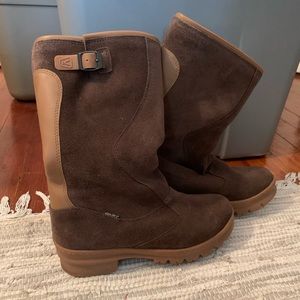 Keen women’s waterproof insulated suede boots. Size 8.5.